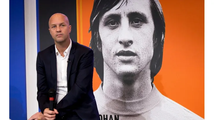 Jordi Cruyff con la foto de fondo de su padre Johan