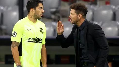 Diego Simeone le da instrucciones a Luis Suárez