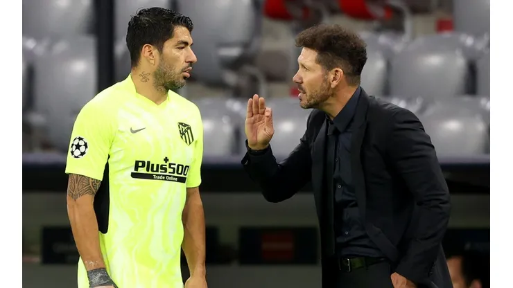 Diego Simeone le da instrucciones a Luis Suárez