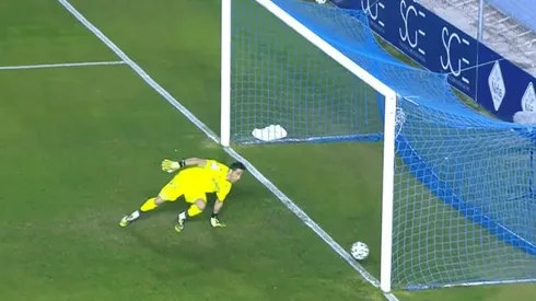 Claudio Bravo desvía, doble palo y la embolsa en curiosa y notable tapadá en Copa del Rey.