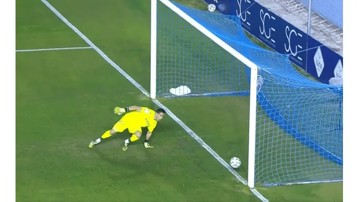 Claudio Bravo desvía, doble palo y la embolsa en curiosa y notable tapadá en Copa del Rey.
