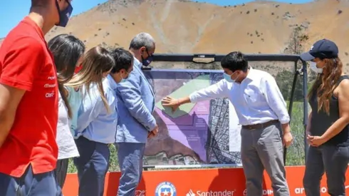 El Ministro de Bienes Nacionales junto a Pablo Milad muestran el lugar donde se levantaría el nuevo Juan Pinto Durán