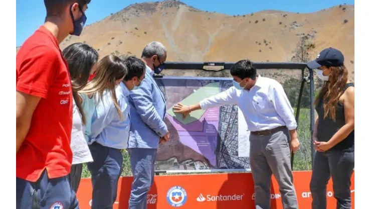 El Ministro de Bienes Nacionales junto a Pablo Milad muestran el lugar donde se levantaría el nuevo Juan Pinto Durán