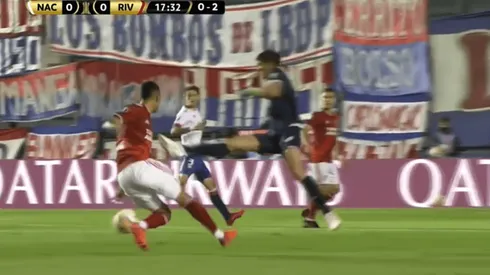 La plancha de Rochet contra River Plate: roja de Tobar.