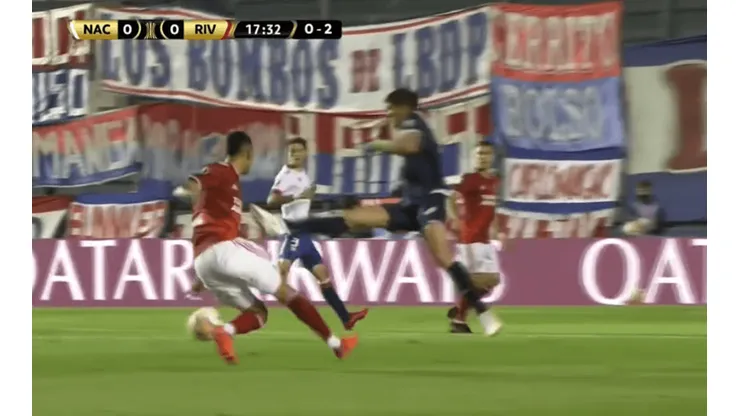 La plancha de Rochet contra River Plate: roja de Tobar.