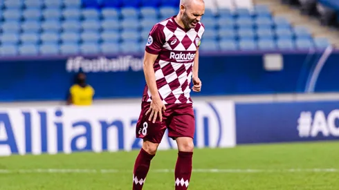 Andrés Iniesta se toma su muslo en señal de dolor