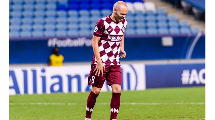 Andrés Iniesta se toma su muslo en señal de dolor