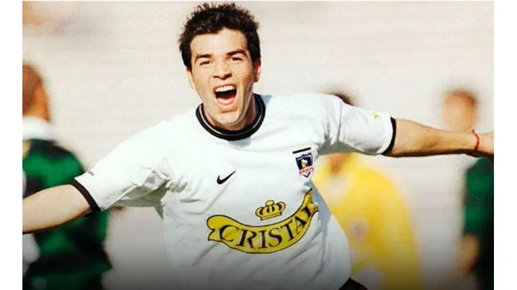 Sebastián González festejando con la camiseta de Colo Colo