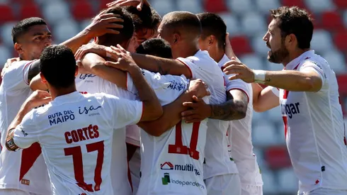 Curicó Unido tiene ocho casos de Covid-19 y pidió suspender sus partidos ante Huachipato y Unión Española.