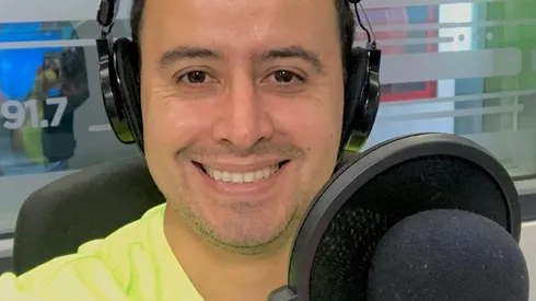 Alberto Jesús López, el "Trovador del Gol", en el locutorio de Radio ADN.