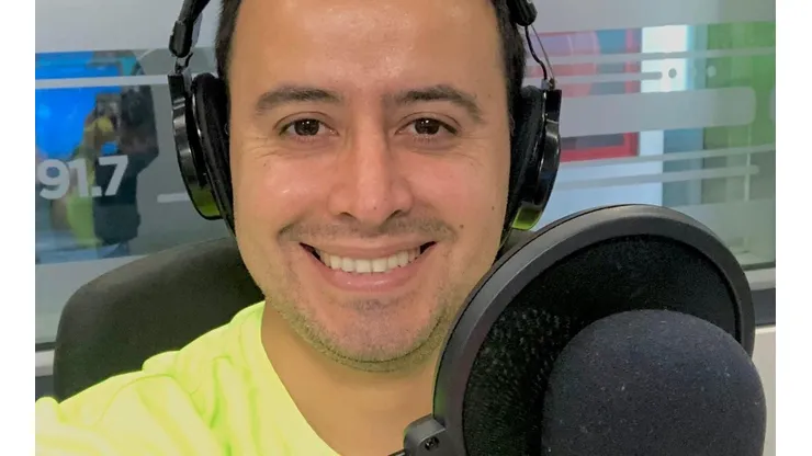 Alberto Jesús López, el "Trovador del Gol", en el locutorio de Radio ADN.