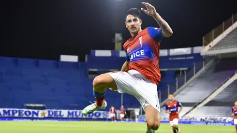 Con la ventaja del triunfo en la ida, Universidad Católica recibe a Vélez Sarsfield de Pablo Galdames en la vuelta en San Carlos de Apoquindo.