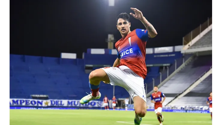Con la ventaja del triunfo en la ida, Universidad Católica recibe a Vélez Sarsfield de Pablo Galdames en la vuelta en San Carlos de Apoquindo.