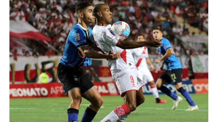 Huachipato intentará volver a meterse en puestos de clasificación a copas internacionales ante Curicó.