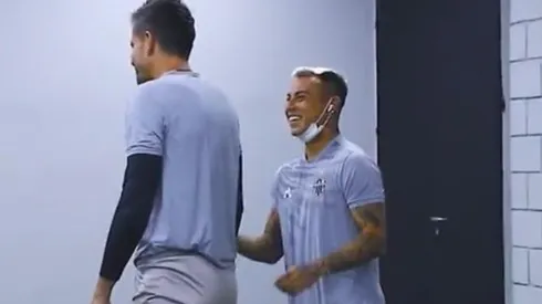 Eduardo Vargas bromea con su compañero Everson