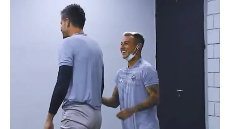 Eduardo Vargas bromea con su compañero Everson