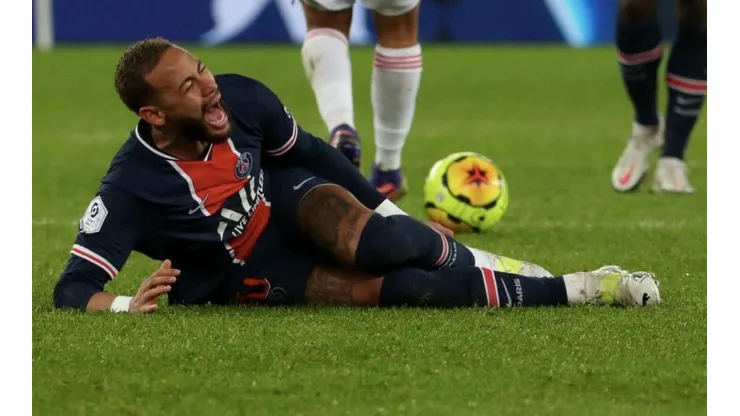 Thiago Mendes le cometió una brutal falta al brasileño.
