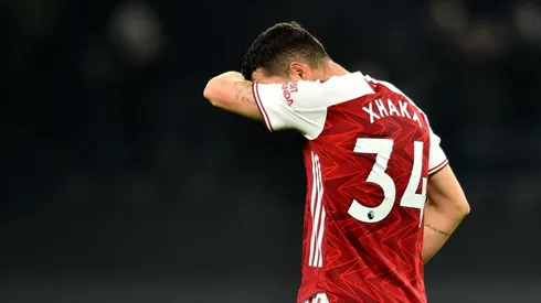 Granit Xhaka fue expulsado del encuentro tras agarrarle el cuello a un rival.