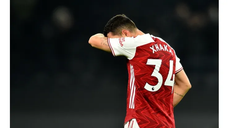 Granit Xhaka fue expulsado del encuentro tras agarrarle el cuello a un rival.