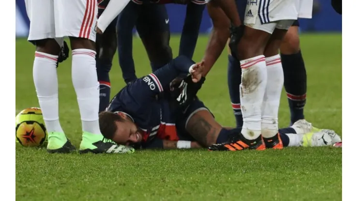 El brasileño salió lesionado a los 90+6 tras una fuertísima entrada de Thiago Mendes.