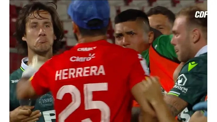 Francisco Alarcón se hace "el larry" frente a Johnny Herrera, después de gritarle el gol en la cara en el clásico Wanderers-Everton