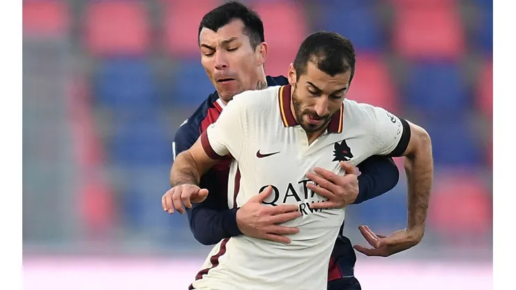Gary Medel y su fuerte marca sobre Henrikh Mkhitaryan