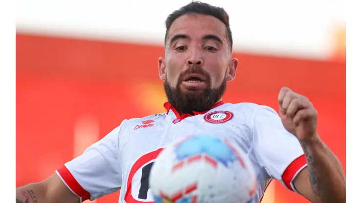 Fernando Cordero domina el balón