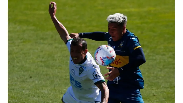 Santiago Wanderers y Everton de Viña del Mar animan otro de los clásicos bravos del fútbol chileno, y que se jugará en Santiago.