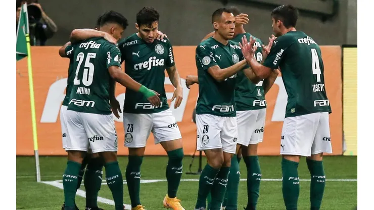 Kuscevic, con la 4 en la espalda, jugó todo el partido
