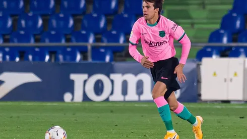 Riqui Puig domina el balón