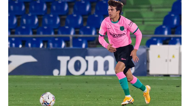 Riqui Puig domina el balón