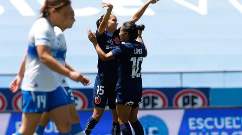 Daniela Zamora marcó los dos goles de la U contra la UC. Las Leonas llegan con canasta completa a las semifinales.