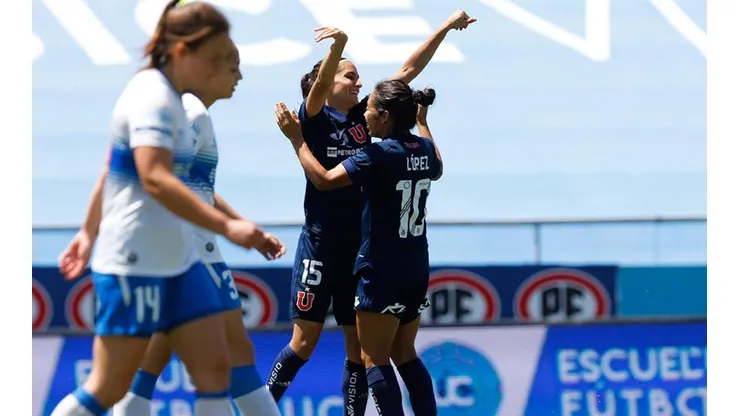 Daniela Zamora marcó los dos goles de la U contra la UC. Las Leonas llegan con canasta completa a las semifinales.