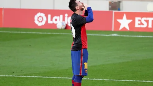 Lionel Messi homenajea a Diego Maradona con la camiseta de Newells