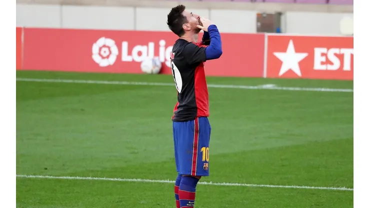 Lionel Messi homenajea a Diego Maradona con la camiseta de Newells