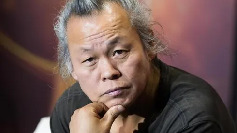 Kim Ki-Duk en medio de uno de los tantos conversatorios en los que participó.