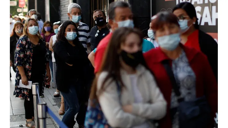 Chilenos hicieron filas para solicitar el 10%