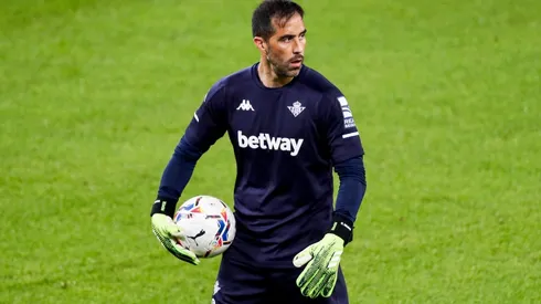 Bravo superó su dolencia muscular y entrenó con normalidad.