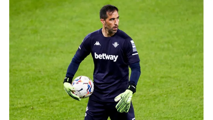 Bravo superó su dolencia muscular y entrenó con normalidad.