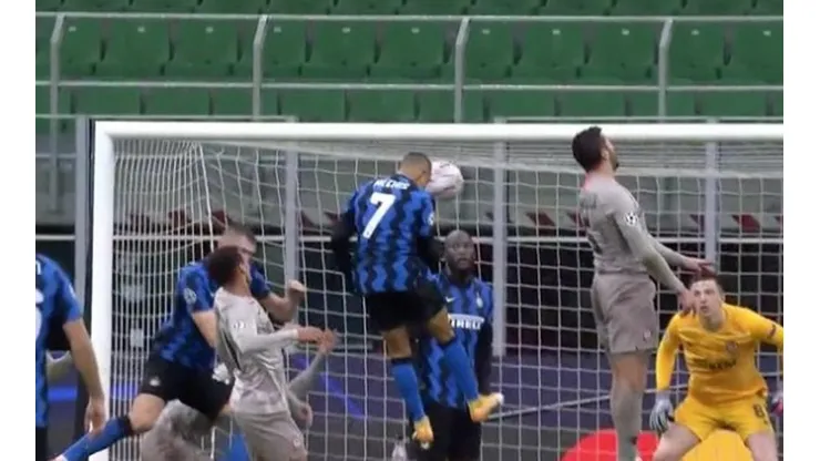 El cabezazo de Alexis y Lukaku evita el gol del Inter.