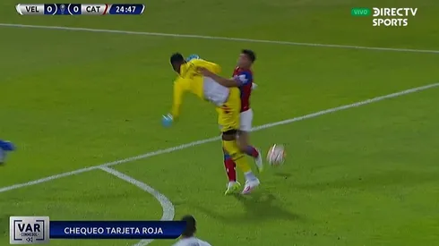 El guardametas ecuatoriano salió con el pie en alto a detener al Gato.