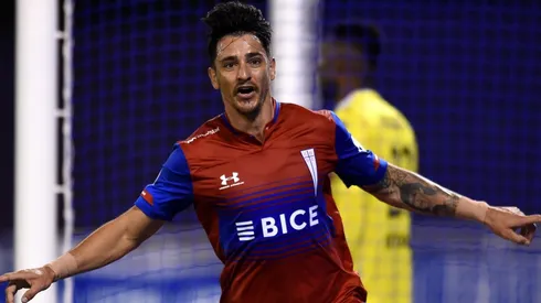 Católica tuvo en Fernando Zampedri el primer tanto de la noche.