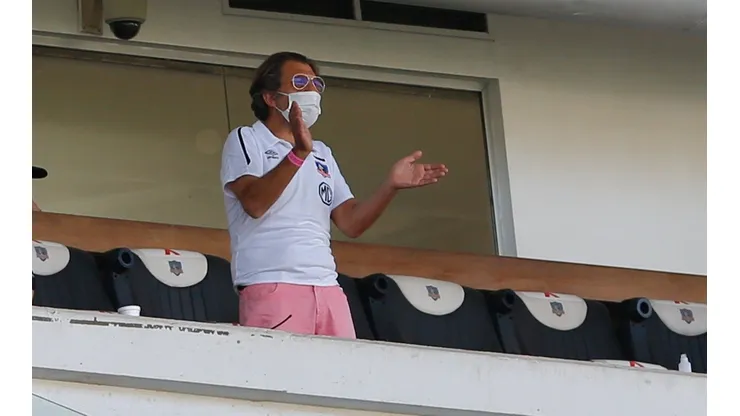 Aníbal Mosa vio el partido prácticamente solo en la tribuna Rapa Nui. Luego se retiró rápidamente del estadio