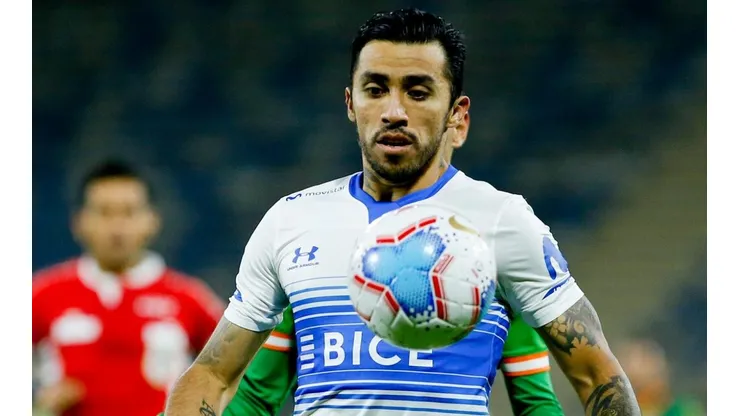 Edson Puch asoma entre los titulares en la formación de la Católica contra Vélez Sarsfield.