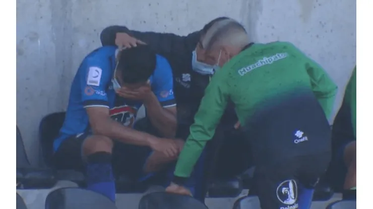 Antonio Castillo llorando en la banca de Huachipato