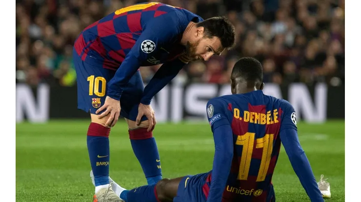 Lionel Messi consuela a Ousmane Dembélé luego de una de sus lesiones