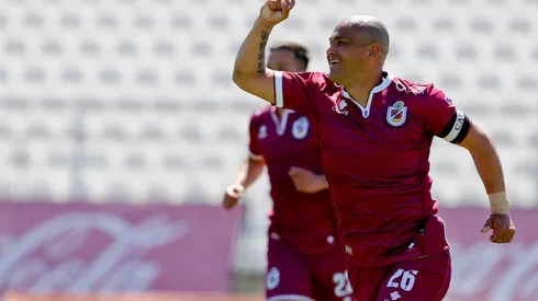 Humberto Suazo mantiene firme a La Serena