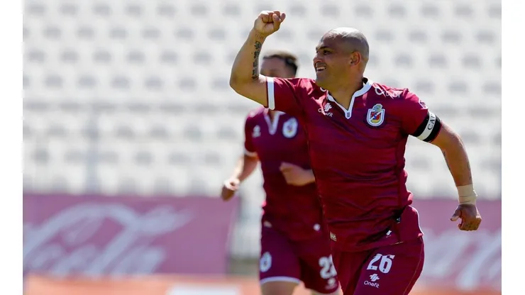 Humberto Suazo mantiene firme a La Serena