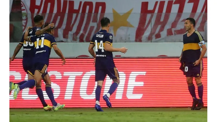 Carlos Tevez festeja su gol a Inter de Porto alegre en la Libertadores mostrando la camiseta de Diego Maradona