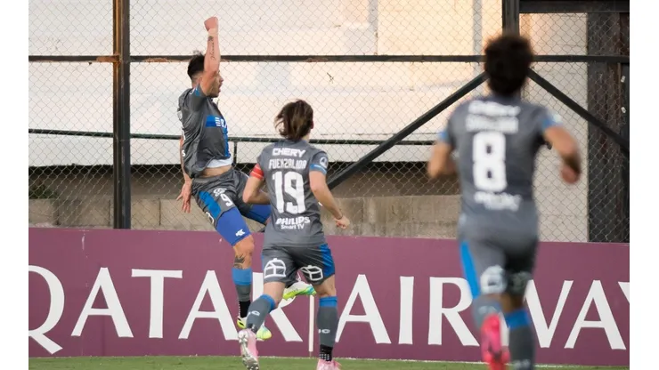 Universidad Católica intentará sellar su avance a los cuartos de final ante River Plate de Uruguay en el Estadio San Carlos de Apoquindo